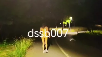 路灯下的屁股